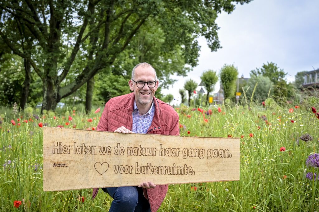 Henk Van Mullem met een bord van 100% van Capels hout