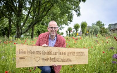 Henk Van Mullem met een bord van 100% van Capels hout