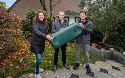 Familie Grosheide en wethouder Sjoerd Geissler met de prijs van de winactie: een regenton.