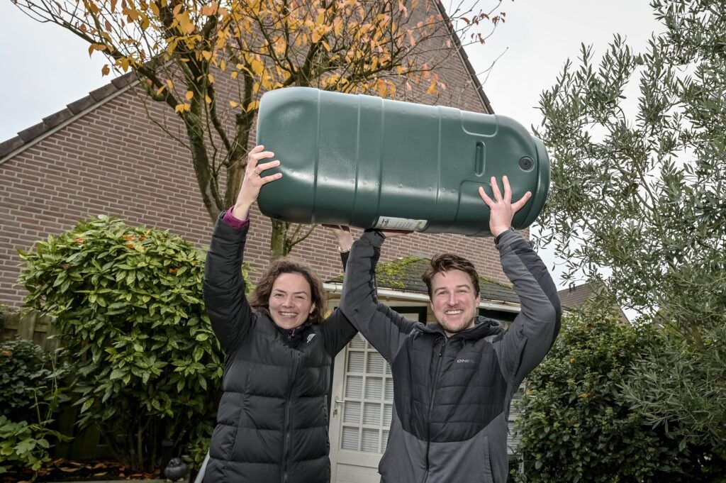 Blije winnaars van de regenton, de prijs van de winactie.