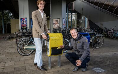 Wethouder Sjoerd Geissler met bedenker Pablo Cantatore bij een geplaatste statiegeldbak bij Metro Slotlaan