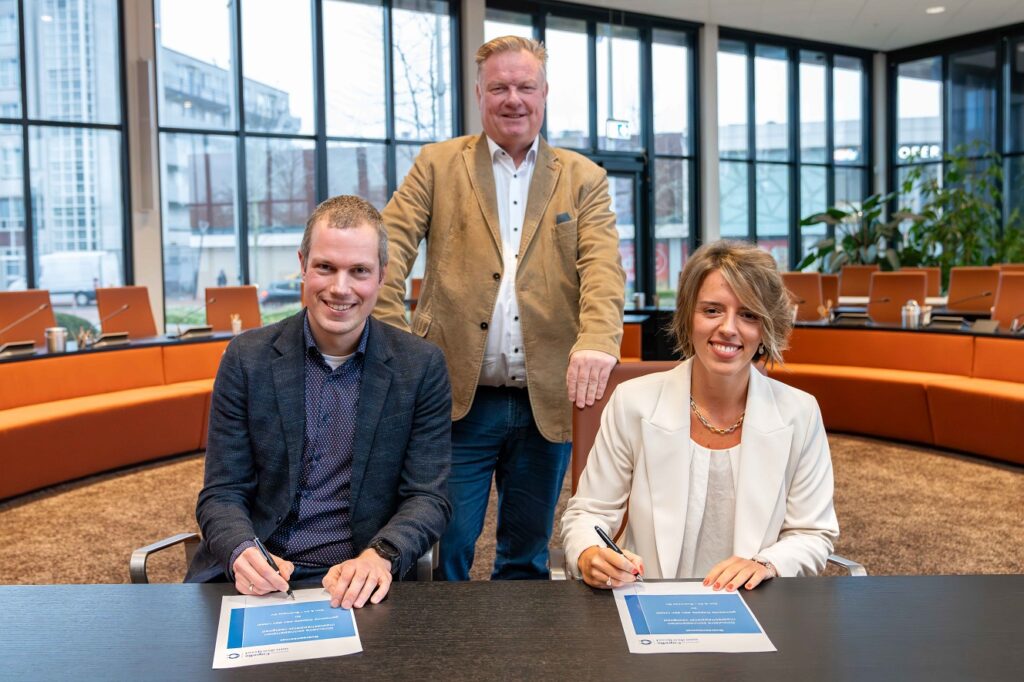 Wethouders Sjoerd Geissler (links) en Rik van Woudenberg tekenen samen met Anxhela Gore van Zon & Zo de overeenkomst voor samenwerking