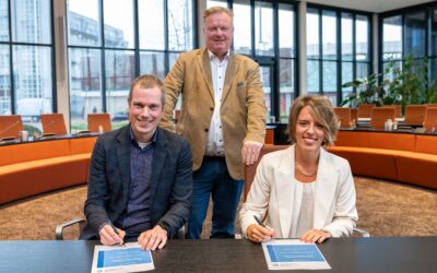 Wethouders Sjoerd Geissler (links) en Rik van Woudenberg tekenen samen met Anxhela Gore van Zon & Zo de overeenkomst voor samenwerking