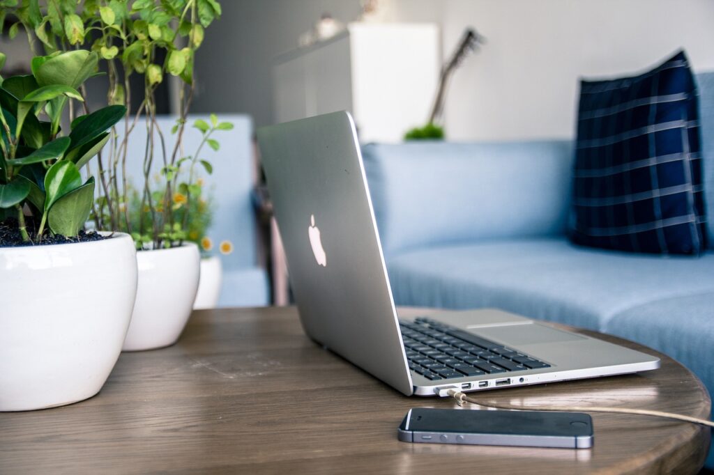 Laptop en telefoon op tafel