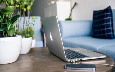 Laptop en telefoon op tafel